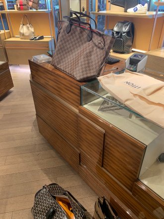 Louis Vuitton Heathrow T5 - Leather Goods And Travel Items (Retail) in  Hounslow (address, schedule, reviews, TEL: 02079986) - Infobel