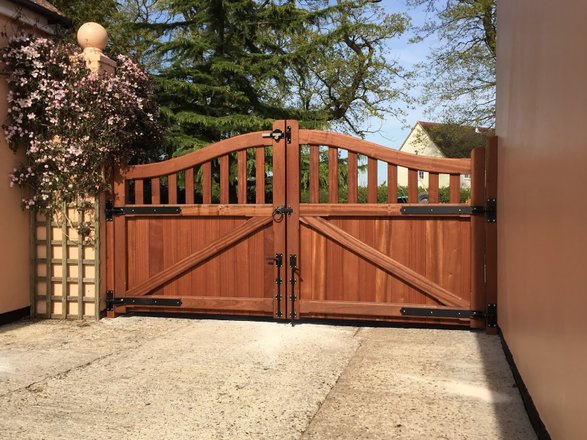 Gatewrights Wooden Driveway Gates Side, How To Build A Strong Wooden Driveway Gate